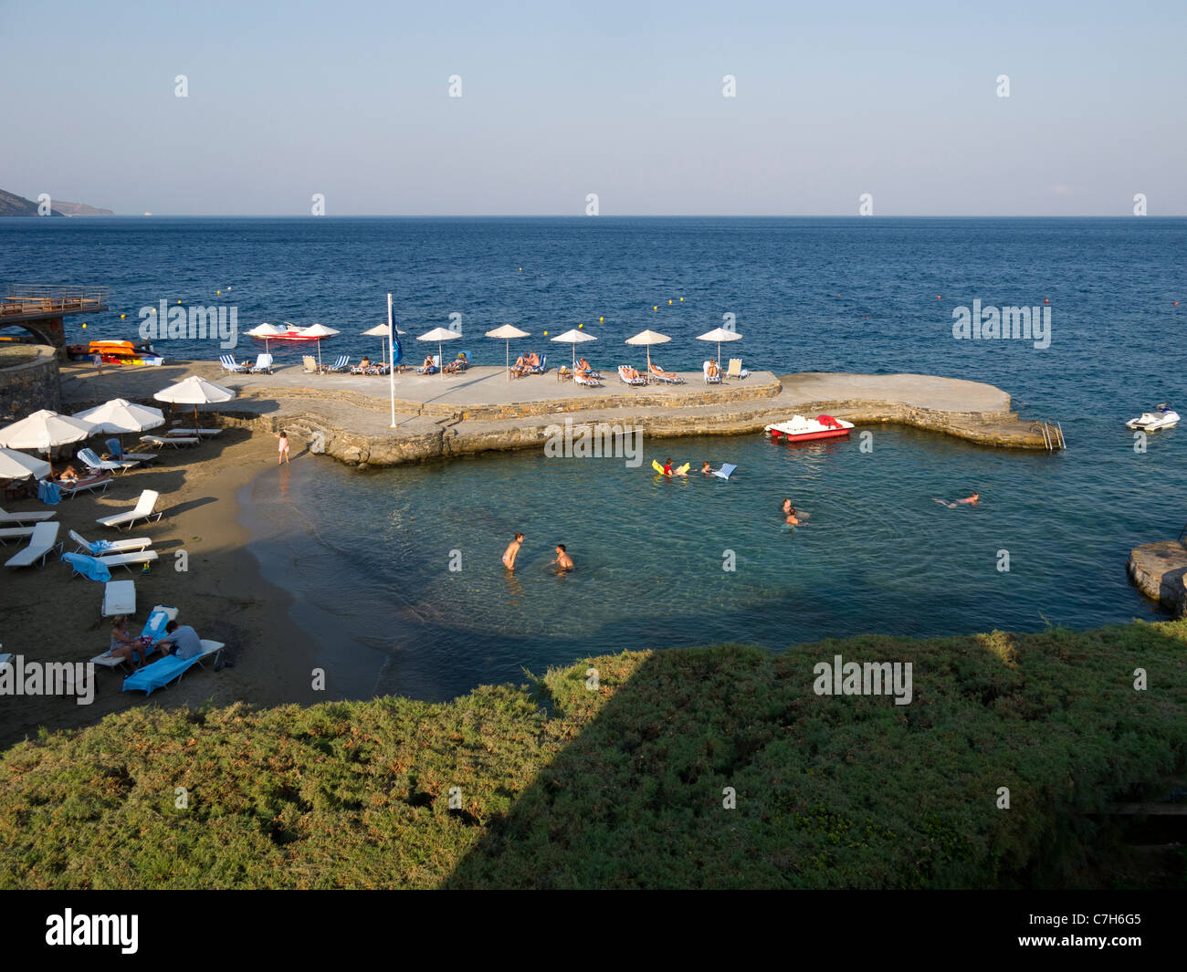 L'homme fait les plage et jetée de l'hôtel de luxe de l'hôtel St Nicolas Bay à la périphérie d'Agios Nikolaos en Crète Banque D'Images
