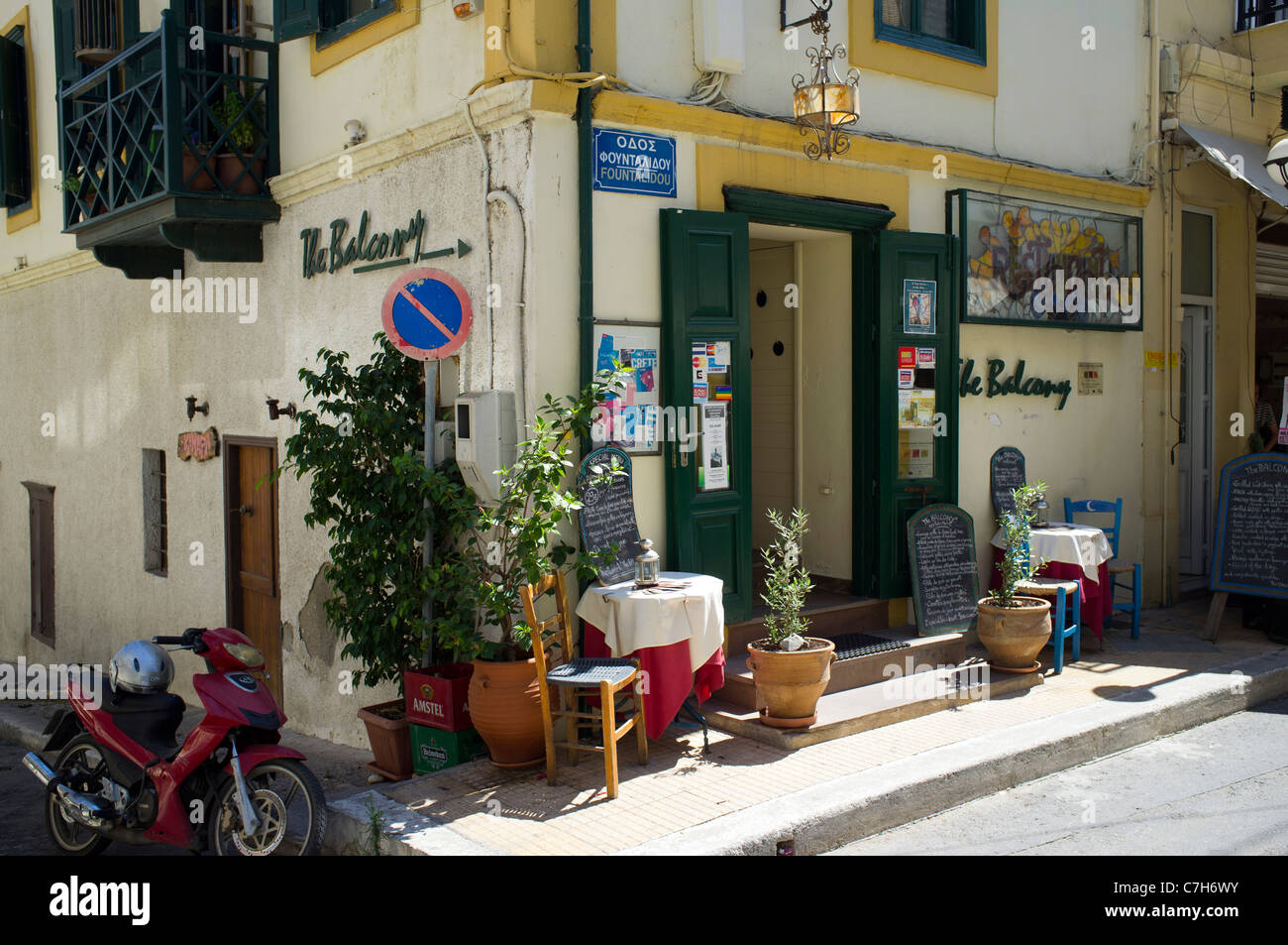 Un restaurant appelé Le Balcon dans une rue calme au large de la mer à Sitre sur l'île grecque de Crète Banque D'Images
