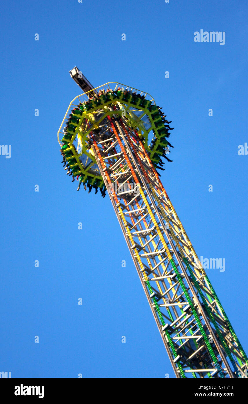 Les gens le tour à tour un amusement park à Londres, Angleterre Banque D'Images Les gens le tour à tour un amusement park à Londres, Angleterre Banque D'Images