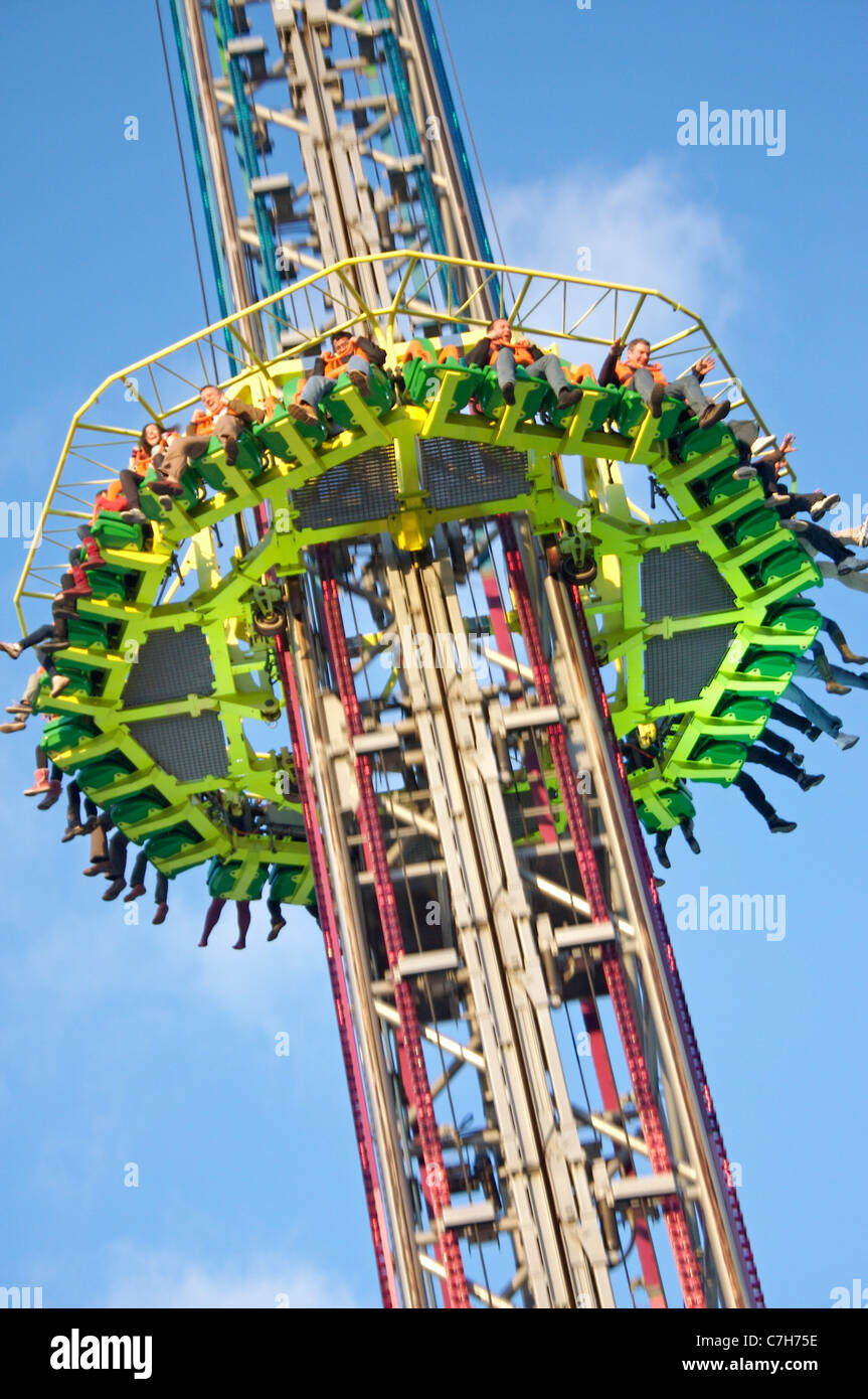 Les gens le tour à tour un amusement park à Londres, Angleterre Banque D'Images Les gens le tour à tour un amusement park à Londres, Angleterre Banque D'Images