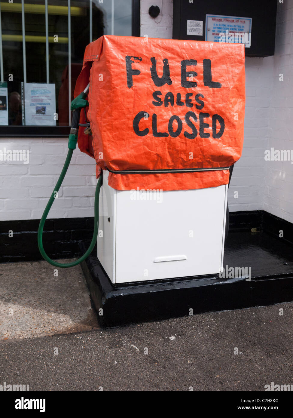 Pompe à carburant garage fermé en raison du coût élevé de l'essence et des bénéfices peu dans la récession. Couvert de la pompe avec signe clos. Banque D'Images