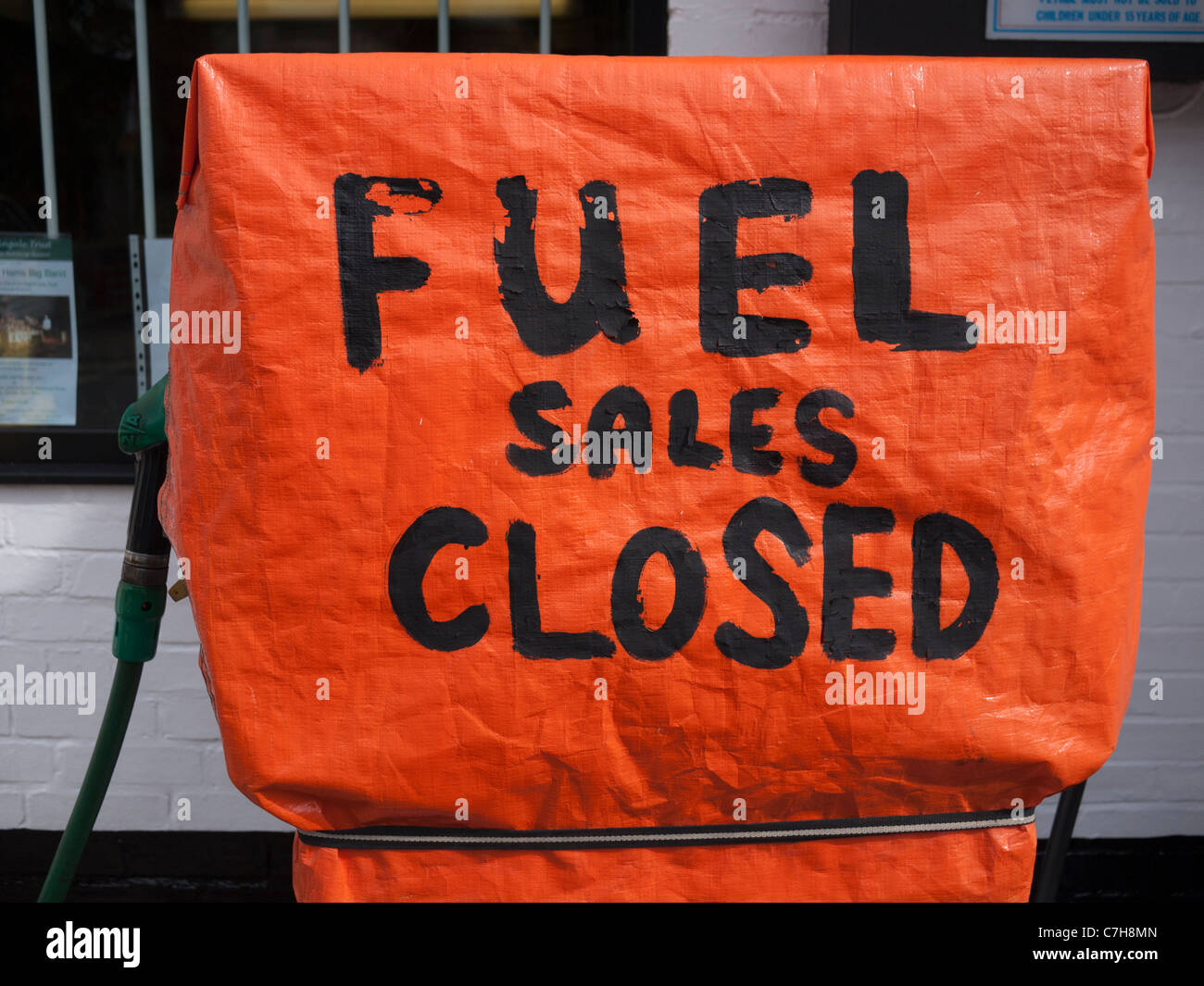 Pompe à carburant garage fermé en raison du coût élevé de l'essence et des bénéfices peu dans la récession. Couvert de la pompe avec signe clos. Banque D'Images