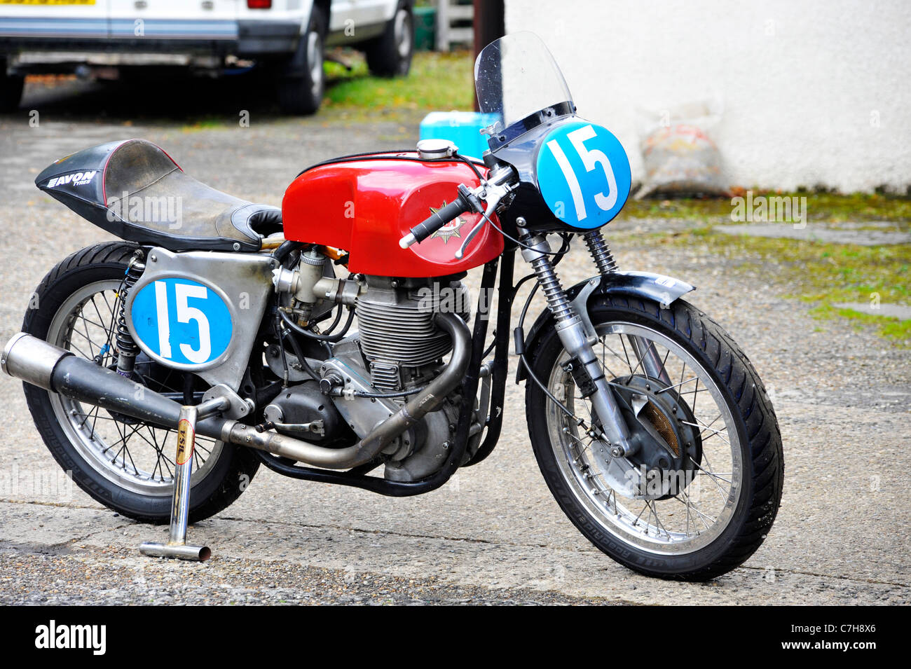 Un BSA Cafe Racer à Aidensfield garage. Goathland Photo Stock - Alamy