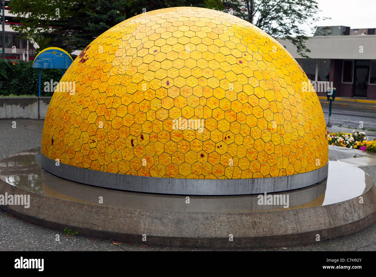 Réplique du soleil dans le cadre d'une planète à pied du centre-ville, d'affichage, Anchorage, Alaska, États-Unis d'Amérique Banque D'Images