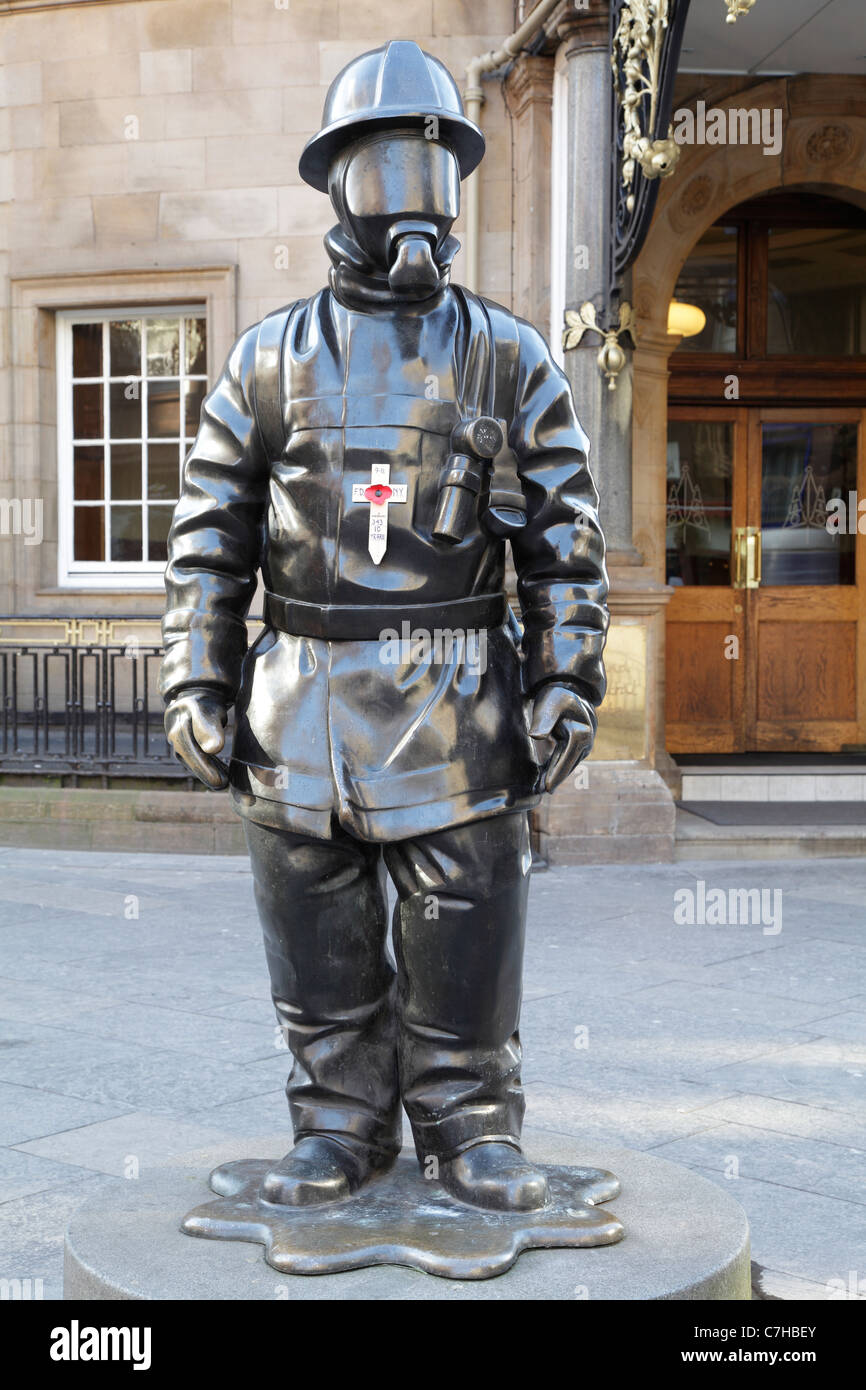 Sculpture de pompier citoyen avec un coquelicot hommage pour le 10e anniversaire de 911, centre-ville de Glasgow, Écosse, Royaume-Uni Banque D'Images