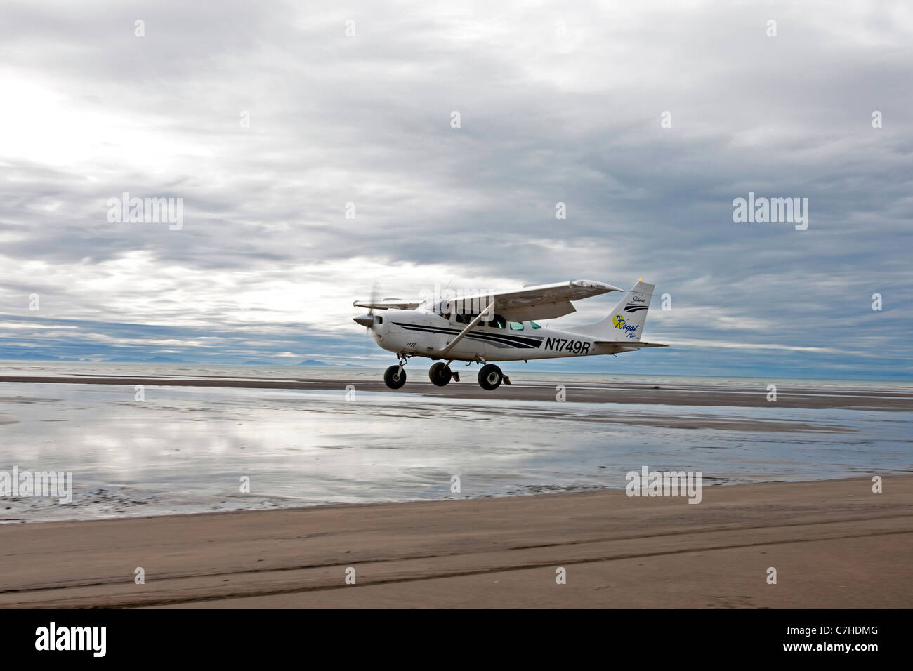 Moteur unique prop avion décolle d'une plage de sable, le lac Clark National Park, Alaska, United States of America Banque D'Images
