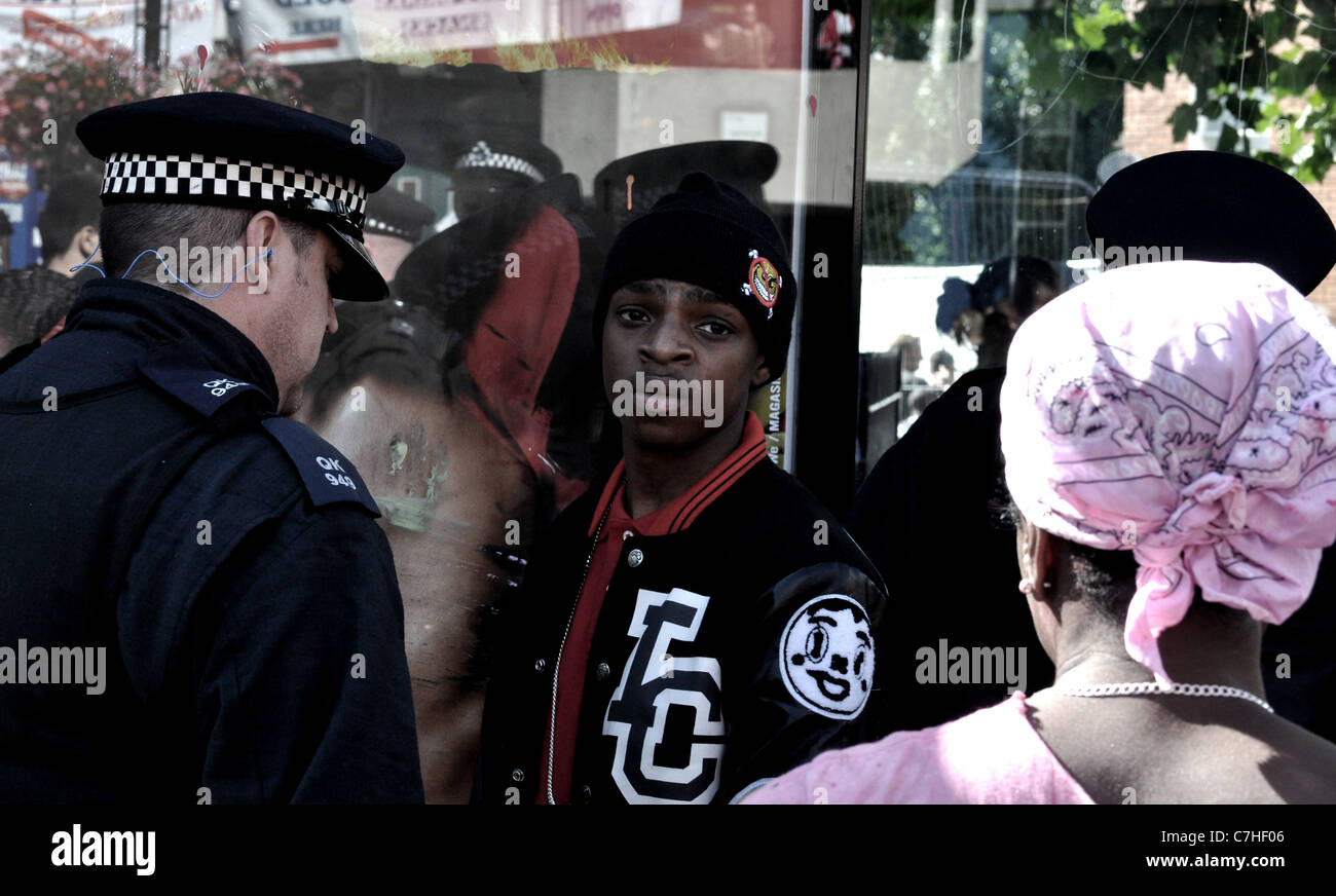 Le photojournalisme du dimanche de London's 2011 carnaval de Notting Hill, le deuxième plus grand carnaval de rue. Banque D'Images