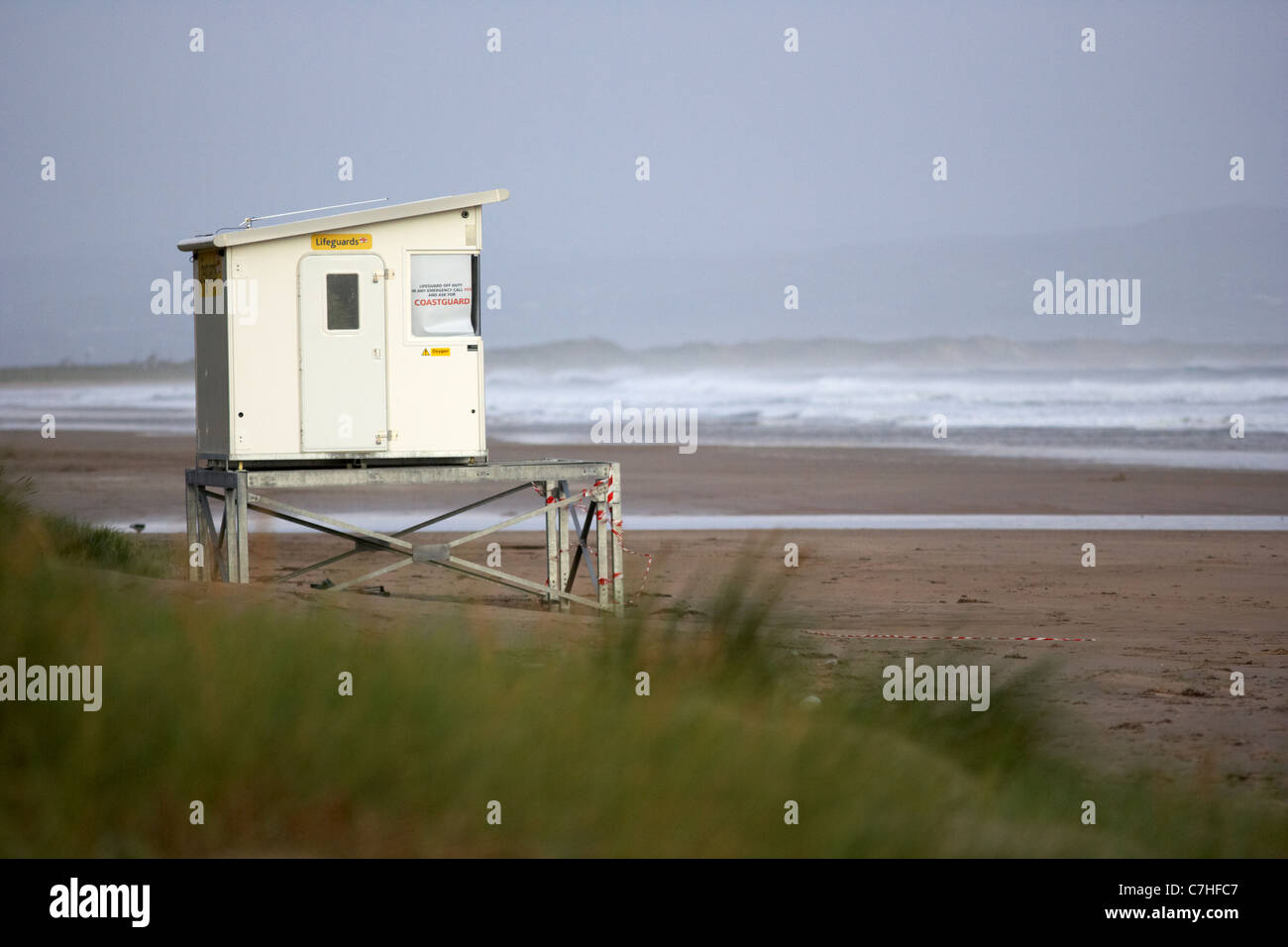 Les sauveteurs rnli verrouillé fermé hut en descente de benone strand beach sur un jour de tempête comté de Derry Londonderry en Irlande du Nord Banque D'Images