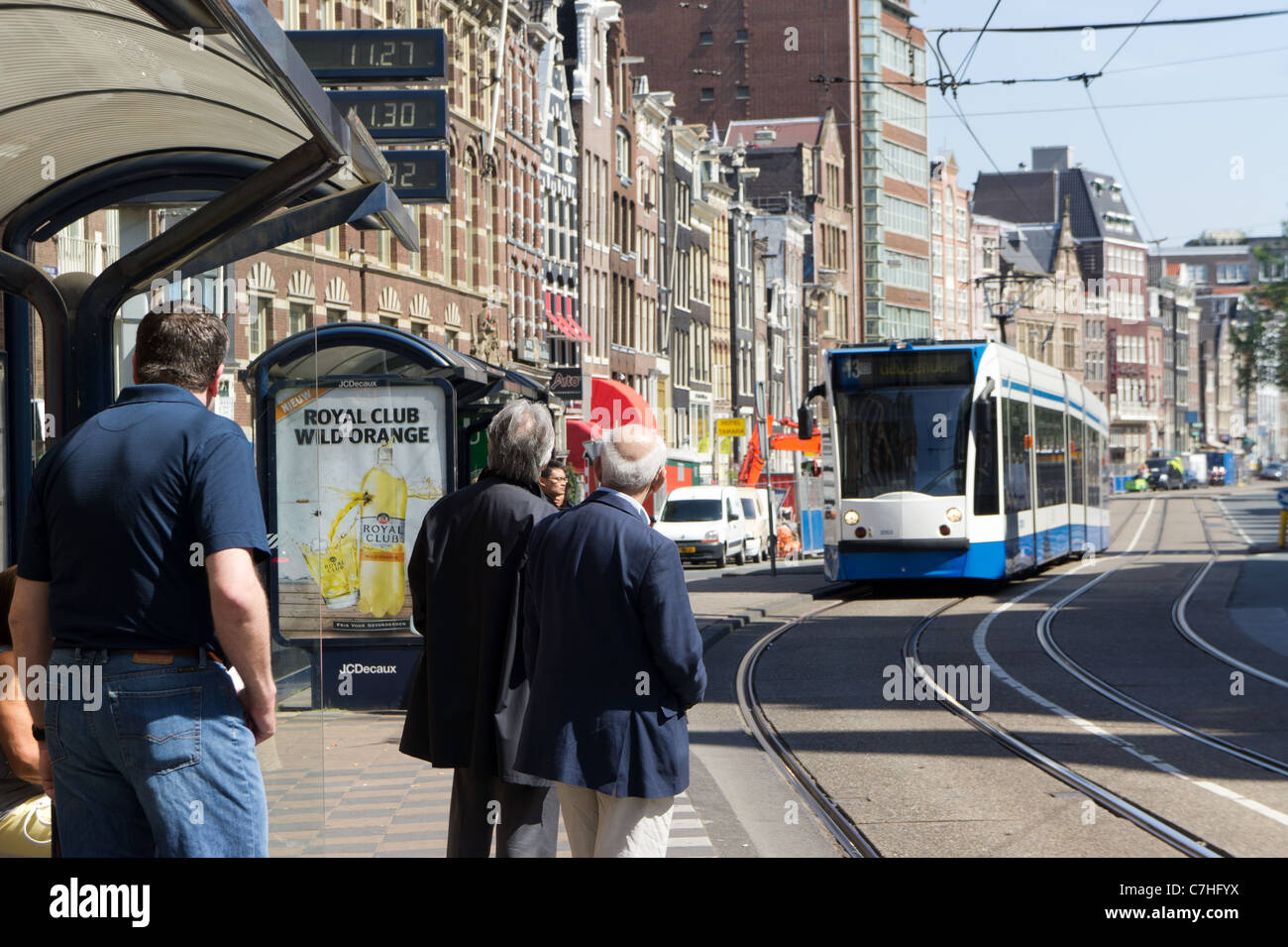 Les gens attendent le tram à Amsterdam. Banque D'Images