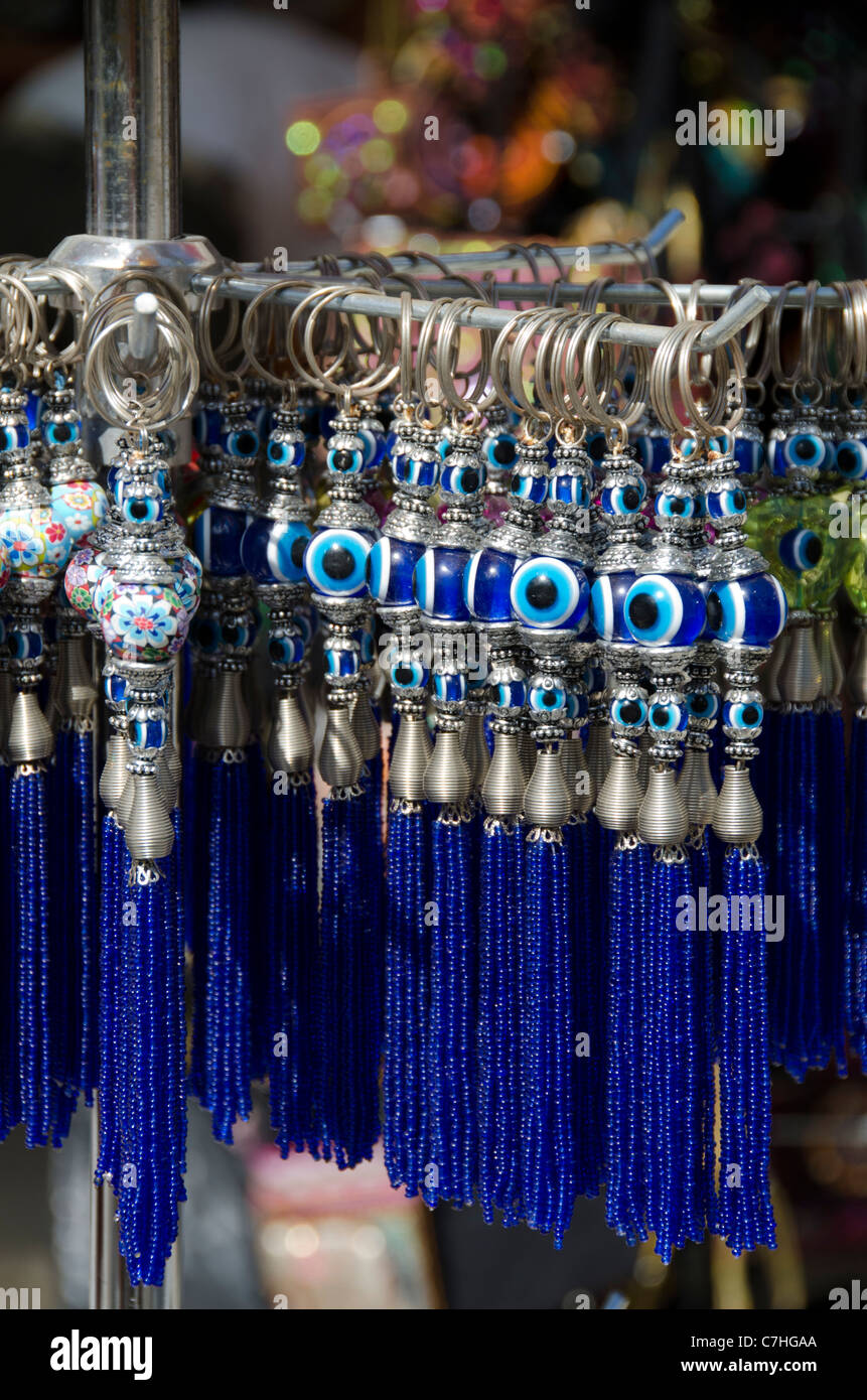 Turquie, Istanbul. 'Bleu' mauvais oeil les trousseaux, typique charme  porte-bonheur Photo Stock - Alamy