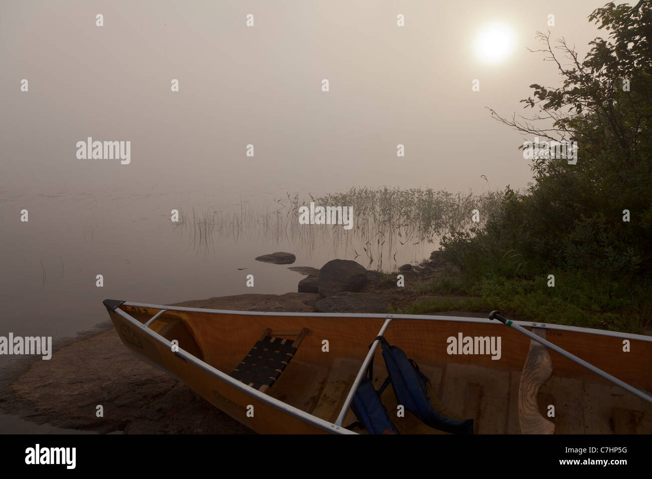 Canoë et brume du matin au lac Louisa, Algonquin Provincial Park, Ontario, Canada Banque D'Images