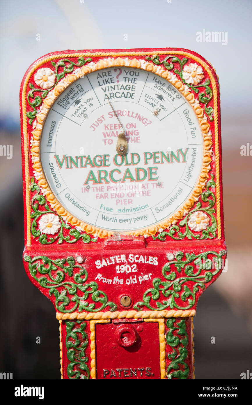 Une vieille machine à sou sur la jetée de Southport, Lancashire, Royaume-Uni. Banque D'Images