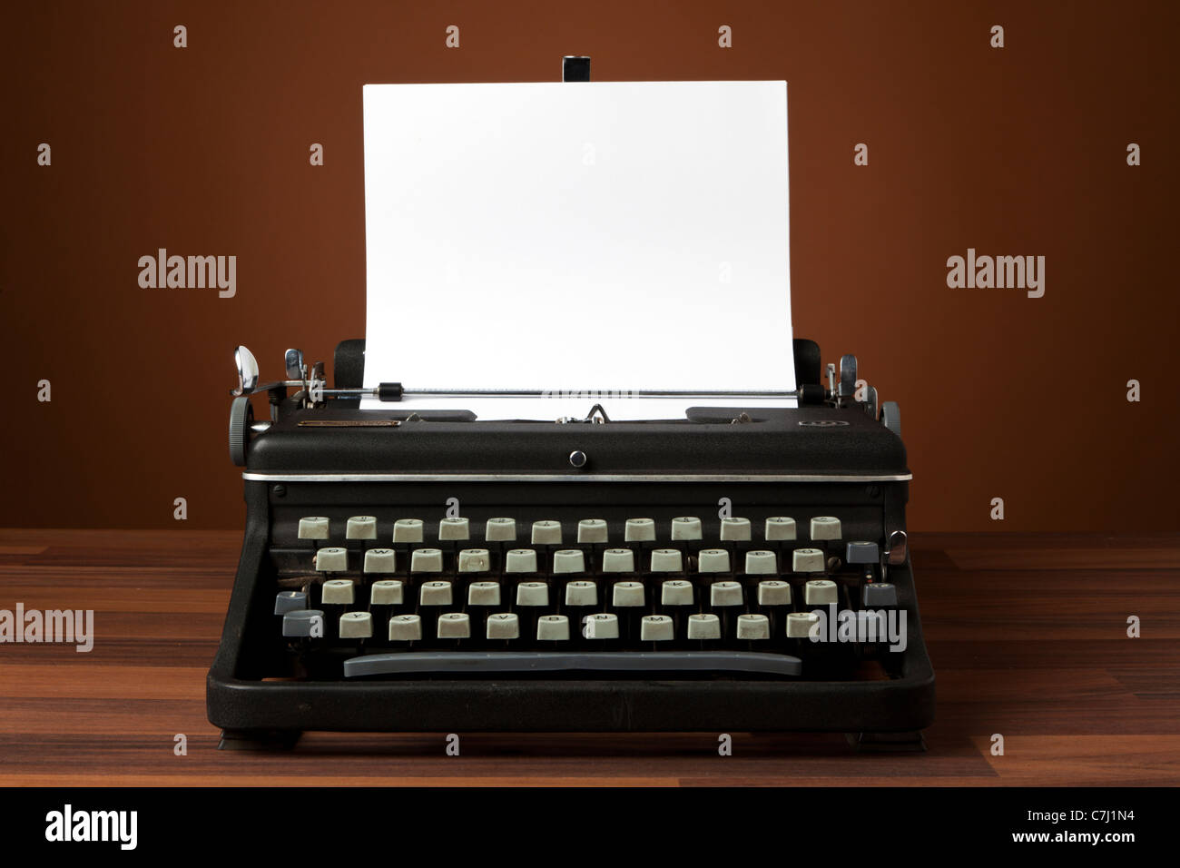 Vieille machine à écrire avec le papier blanc Banque D'Images