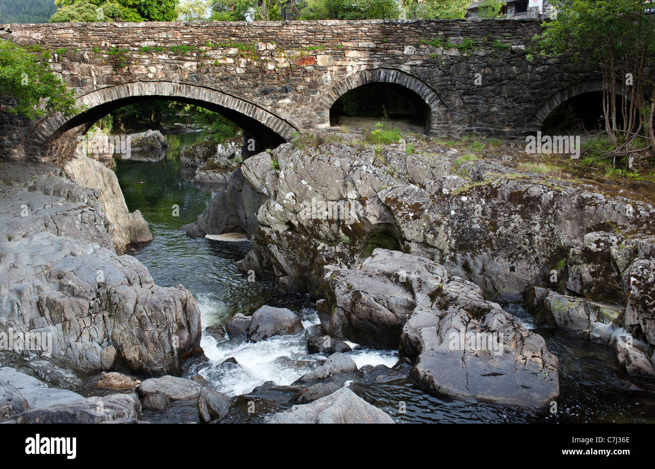 River Llugwy coule sous le pont de pierre, Betws-Y-coed, Snowdonia, Conway, au nord du Pays de Galles, Royaume-Uni. Banque D'Images