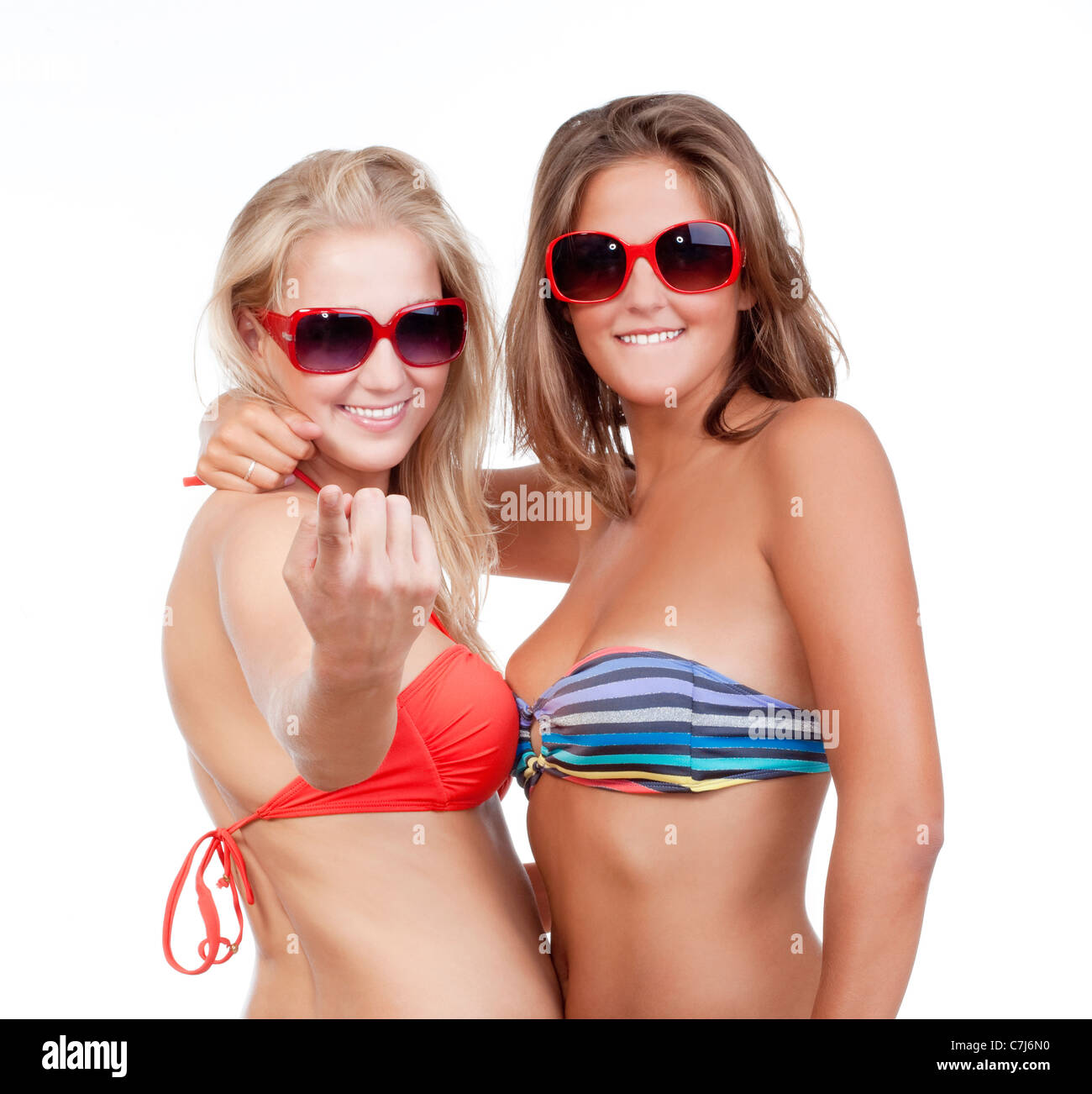 Deux jeunes belles femmes en bikini tops montrant venir sur le geste -  isolated on white Photo Stock - Alamy