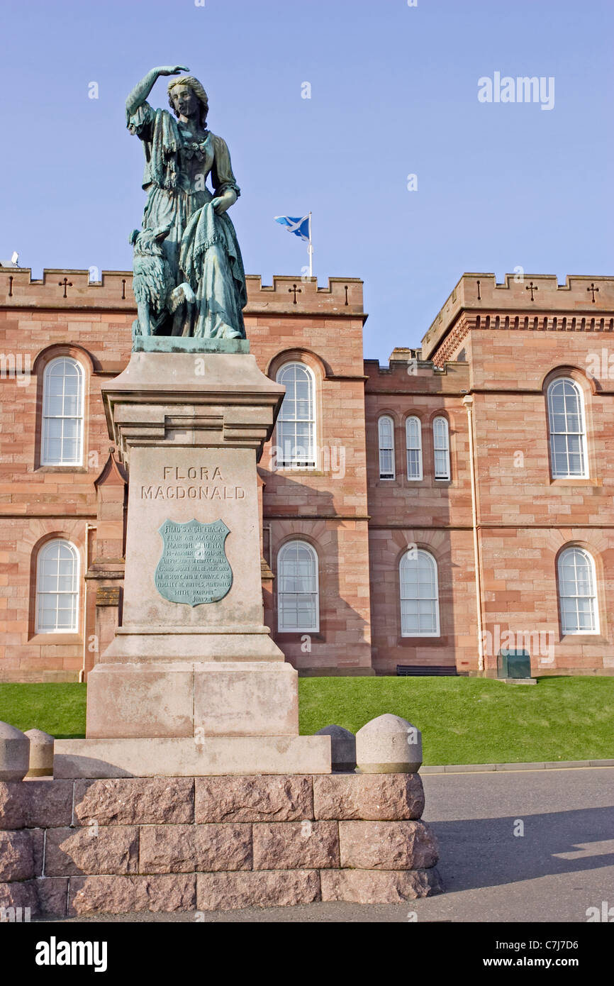 Une statue de Flora Macdonald à l'extérieur du Château d'Inverness en Écosse. Banque D'Images