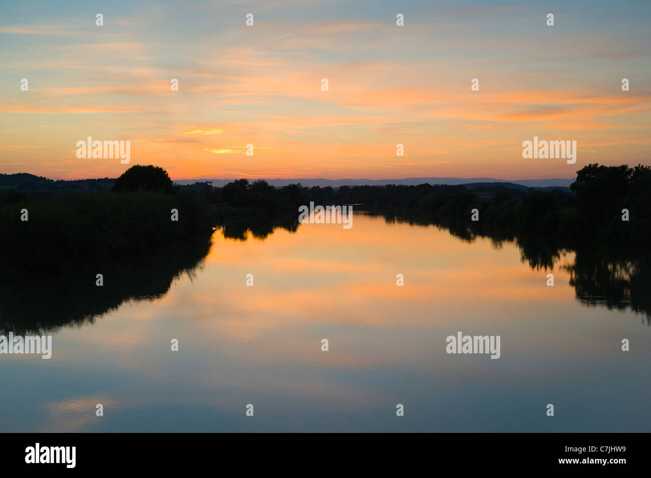 Coucher de soleil sur la rivière près de l'Aude Les Cabanes de Fleury dans la région Languedoc-Roussillon du Sud de la France Banque D'Images