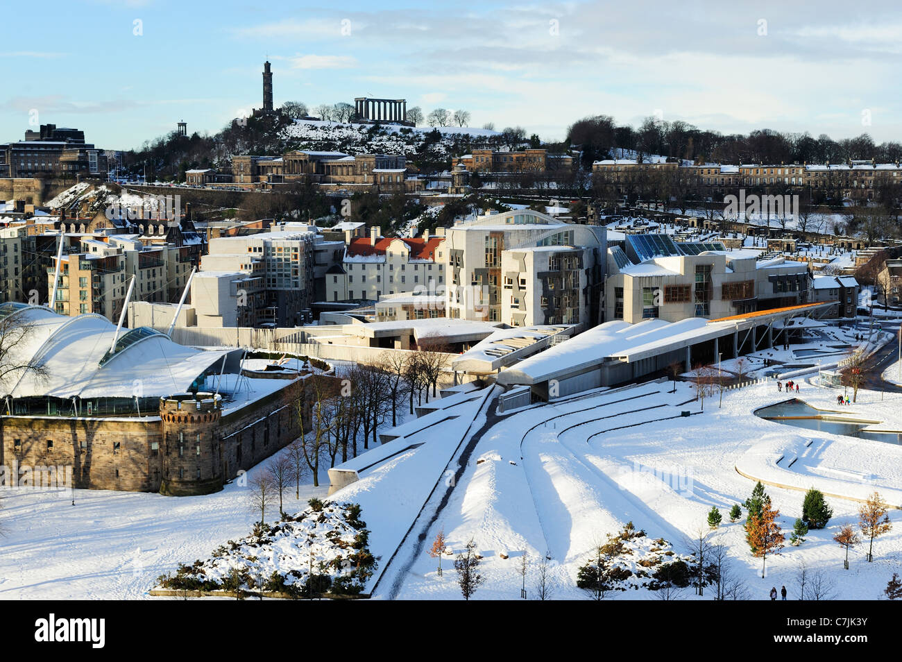 Bâtiment du Parlement écossais dans la neige, d'Salisbury Crags, Édimbourg, Écosse Banque D'Images