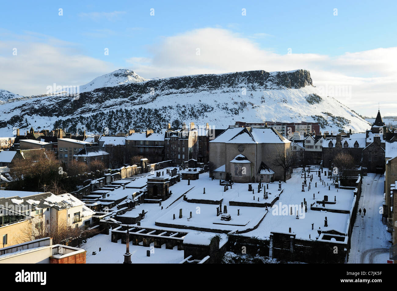 Cimetière et église Canongate vue éloignée sur le siège d'Arthur dans la neige de Calton Hill, Édimbourg, Écosse Banque D'Images