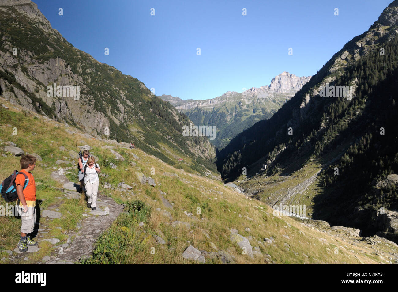 La Suisse, Canton de Berne, la vallée de Trift. Randonnées vers le pont tournant de Trift. Banque D'Images
