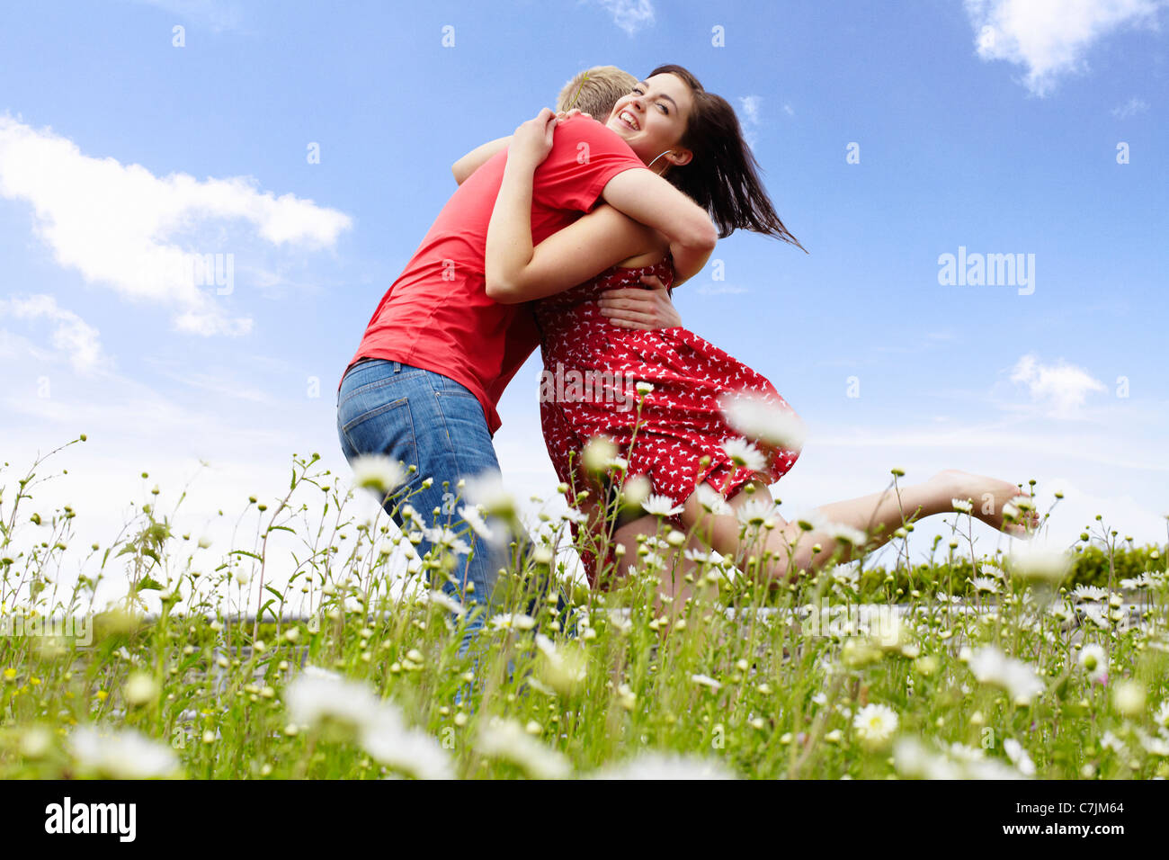 Couple hugging in garden Banque D'Images Couple hugging in garden Banque D'Images