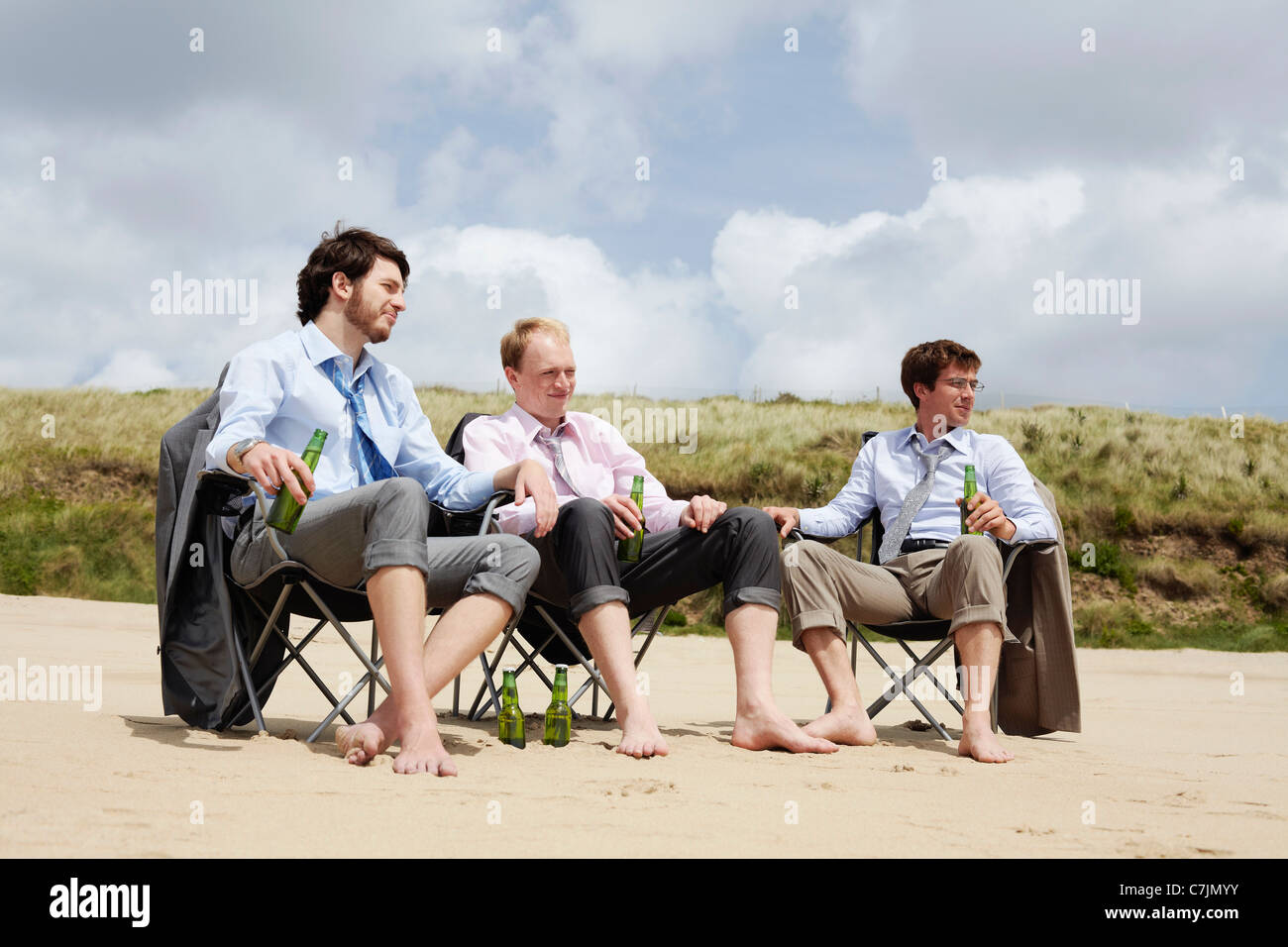 Hommes d'relaxing on beach Banque D'Images