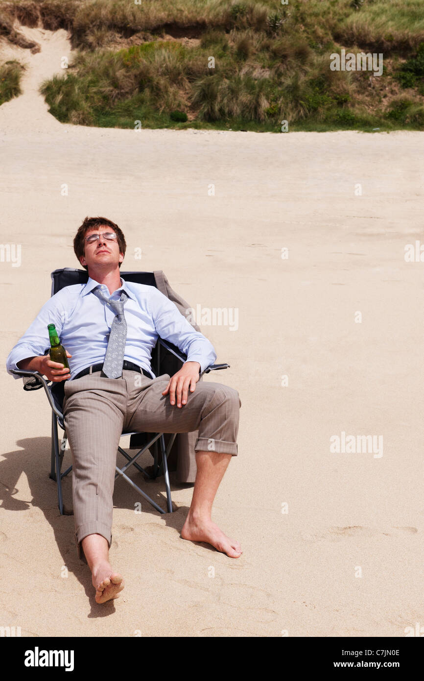 Businessman relaxing on beach Banque D'Images