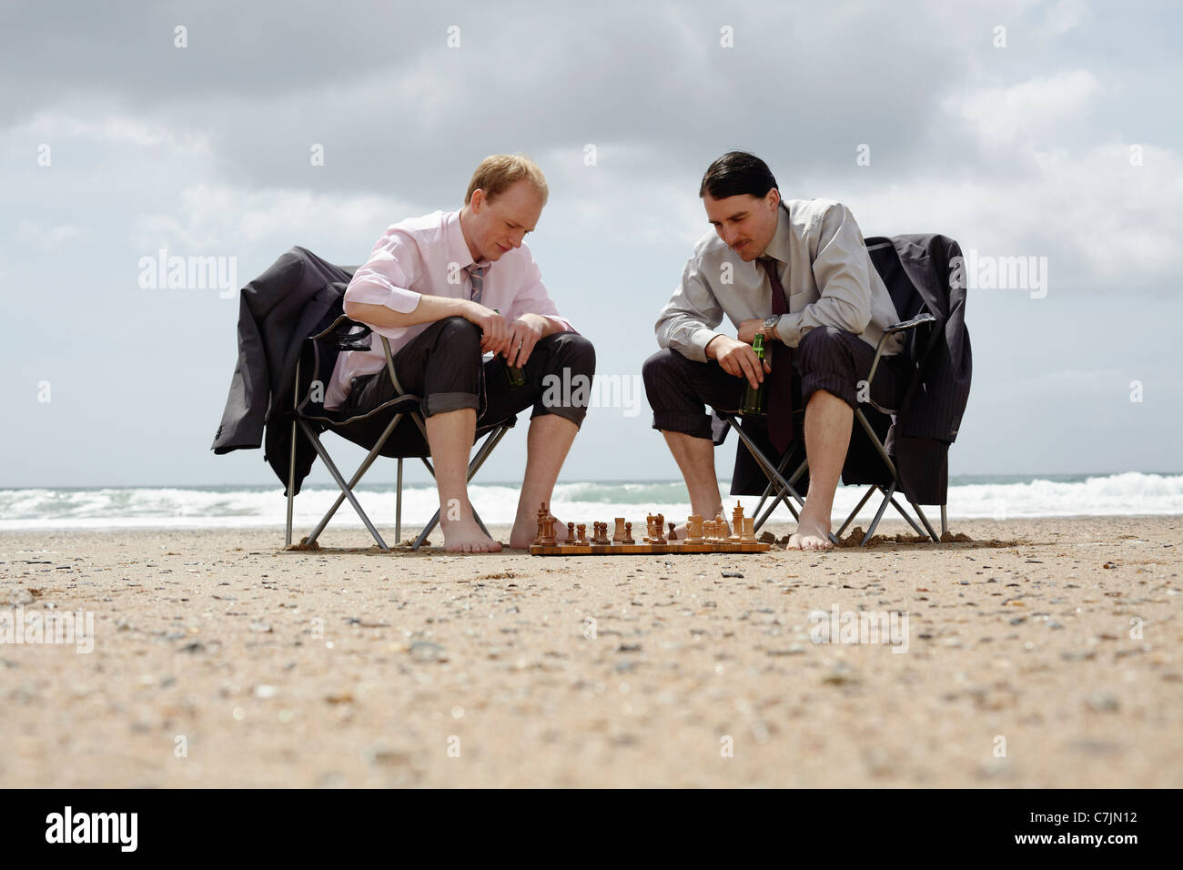 Hommes d'jouer aux échecs sur la plage Banque D'Images