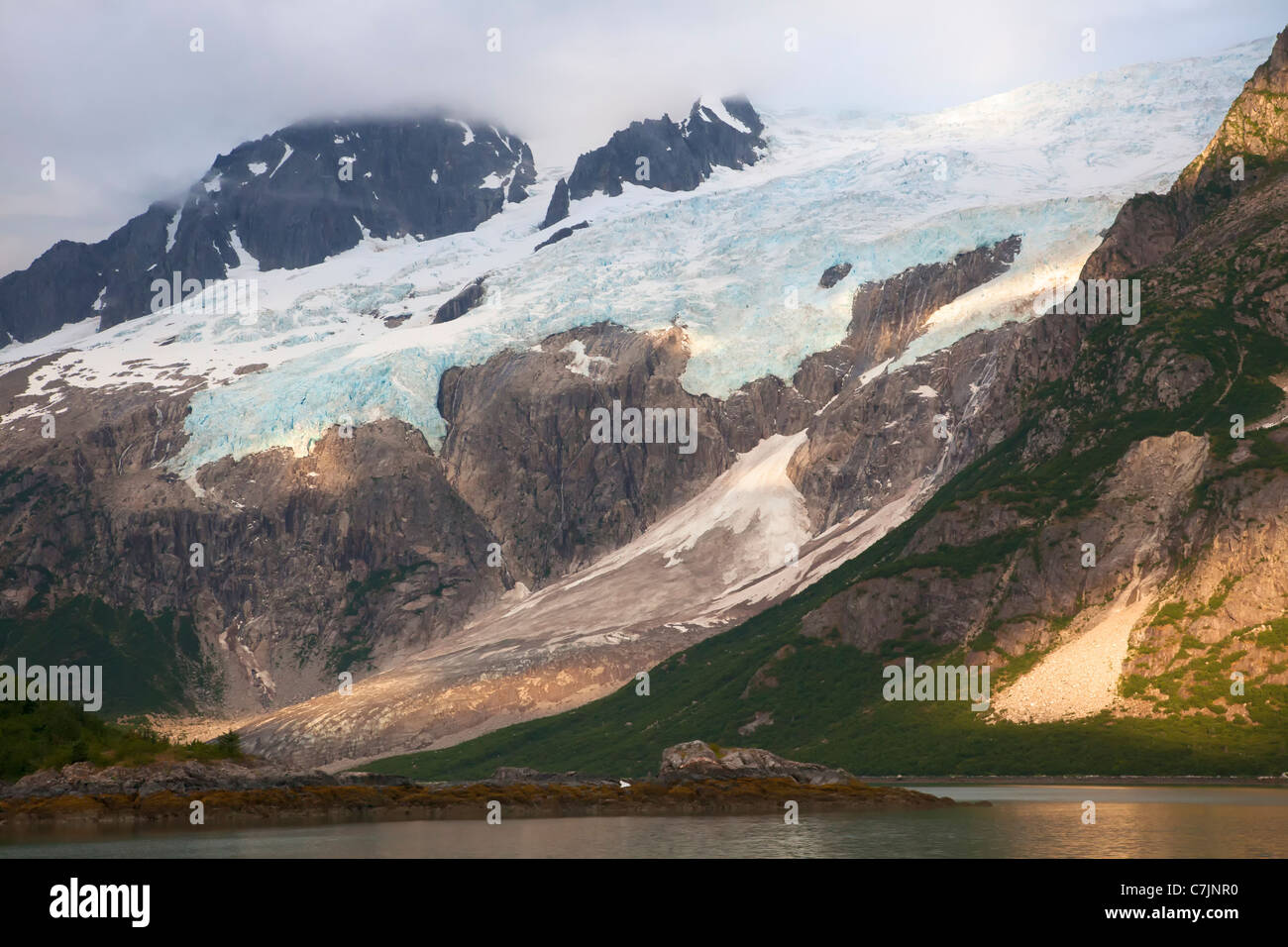 Coucher du soleil dans le nord-ouest de Fjord, Kenai Fjords National Park, près de Seward, en Alaska. Banque D'Images