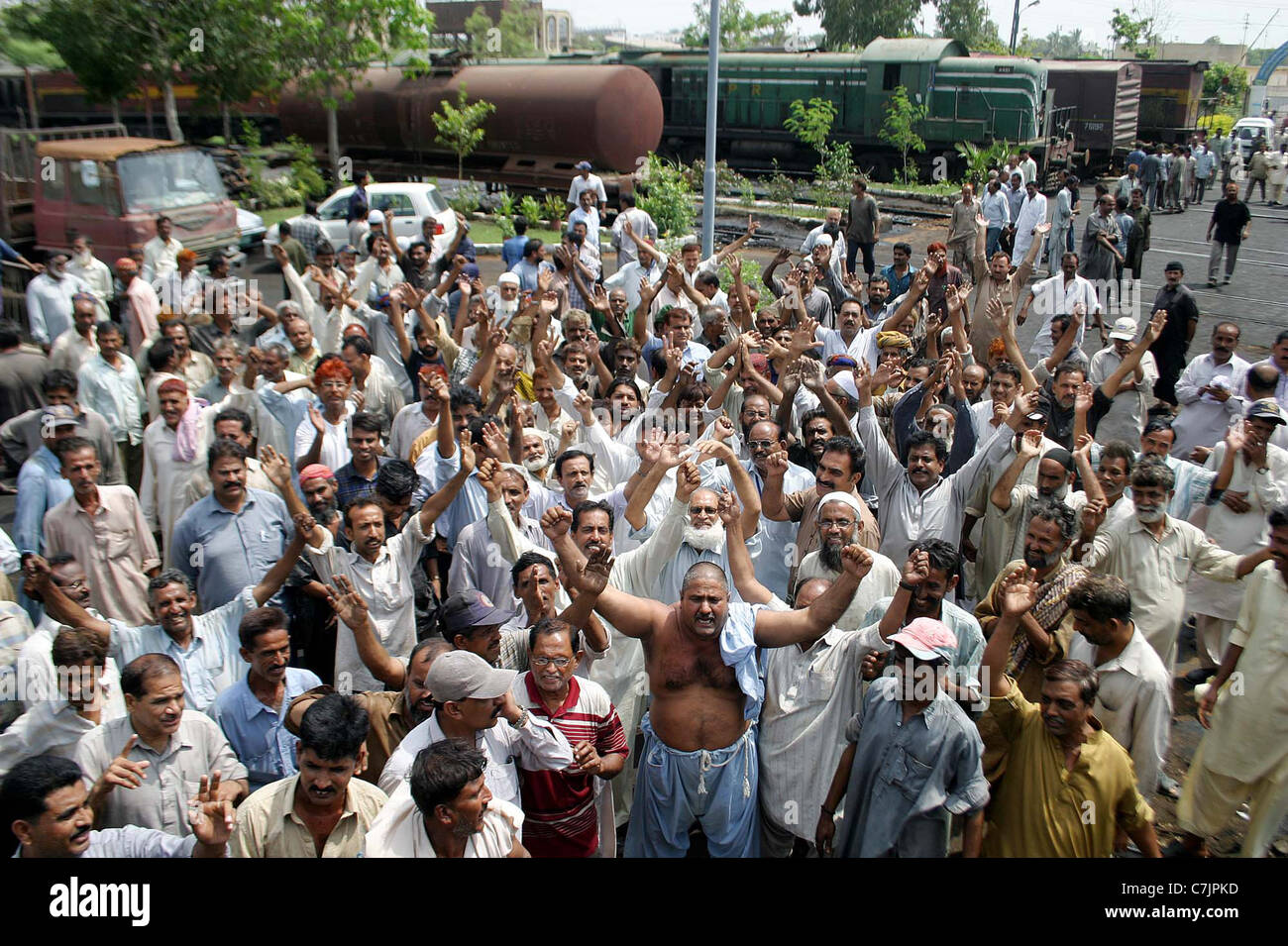 Les employés de chemin de fer sont pour protester contre le non-paiement de leurs salaires au cours de la démonstration à la gare de Cantt Banque D'Images