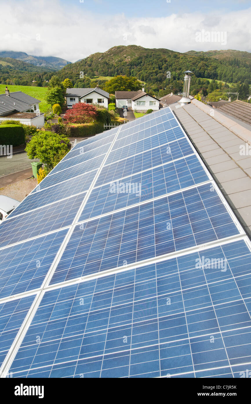 Panneaux photovoltaïques solaires sur un toit de maison à Ambleside, Cumbria, Royaume-Uni. Banque D'Images