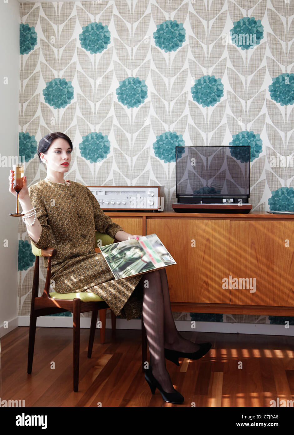 Femme en robe vintage avec notice Banque D'Images