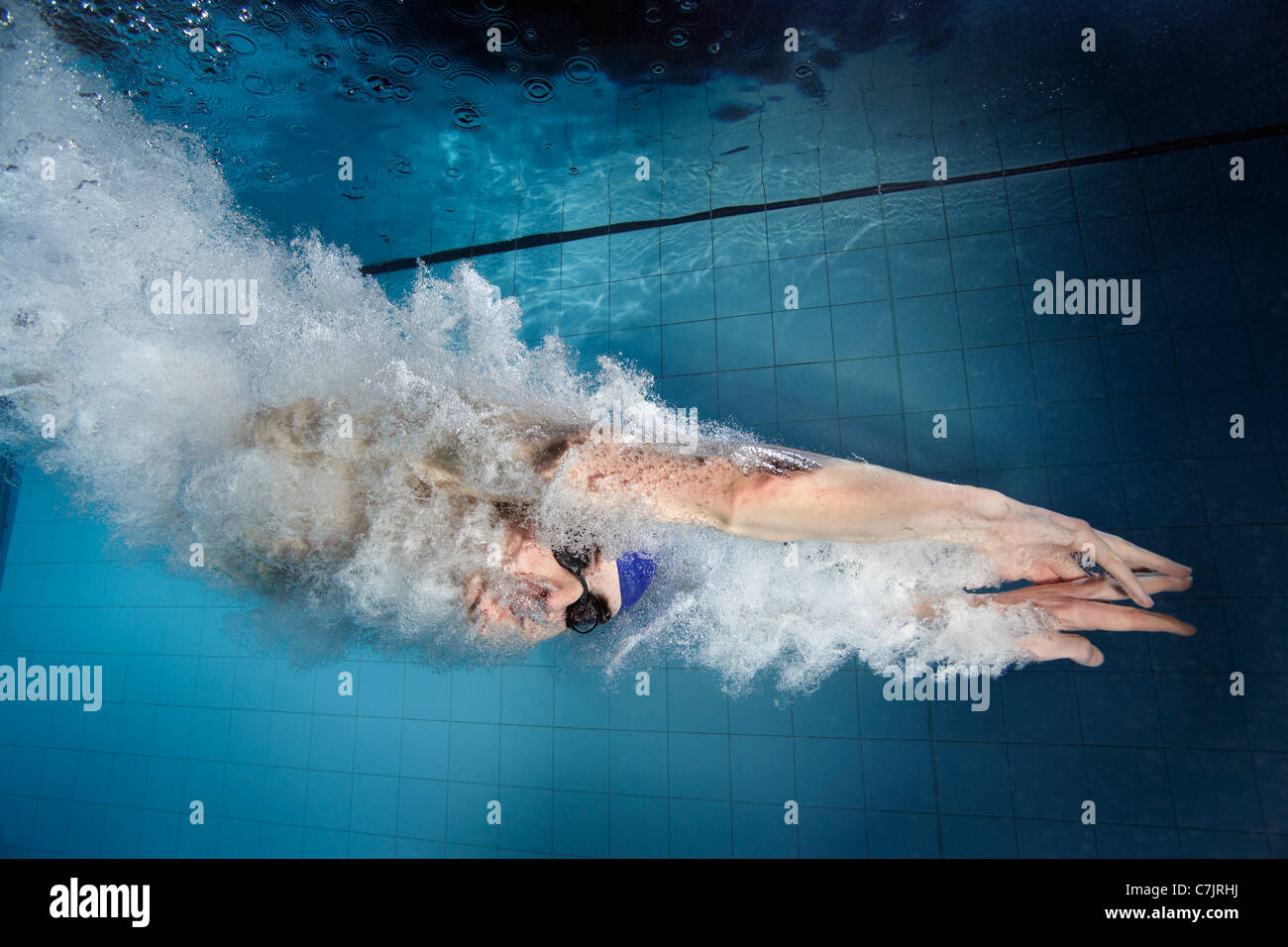 Plongée en piscine nageur Banque D'Images