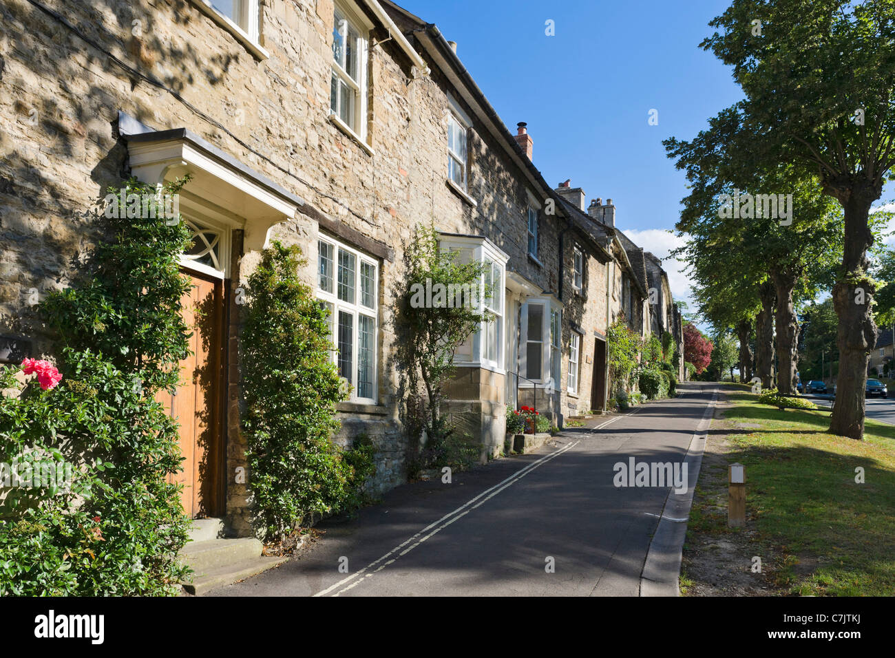 Vue vers le haut de la rue principale de la ville de Cotswold de Burford, Oxfordshire, England, UK Banque D'Images