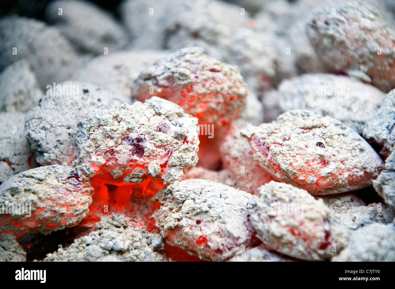 Braises dans le charbon de bois Banque D'Images