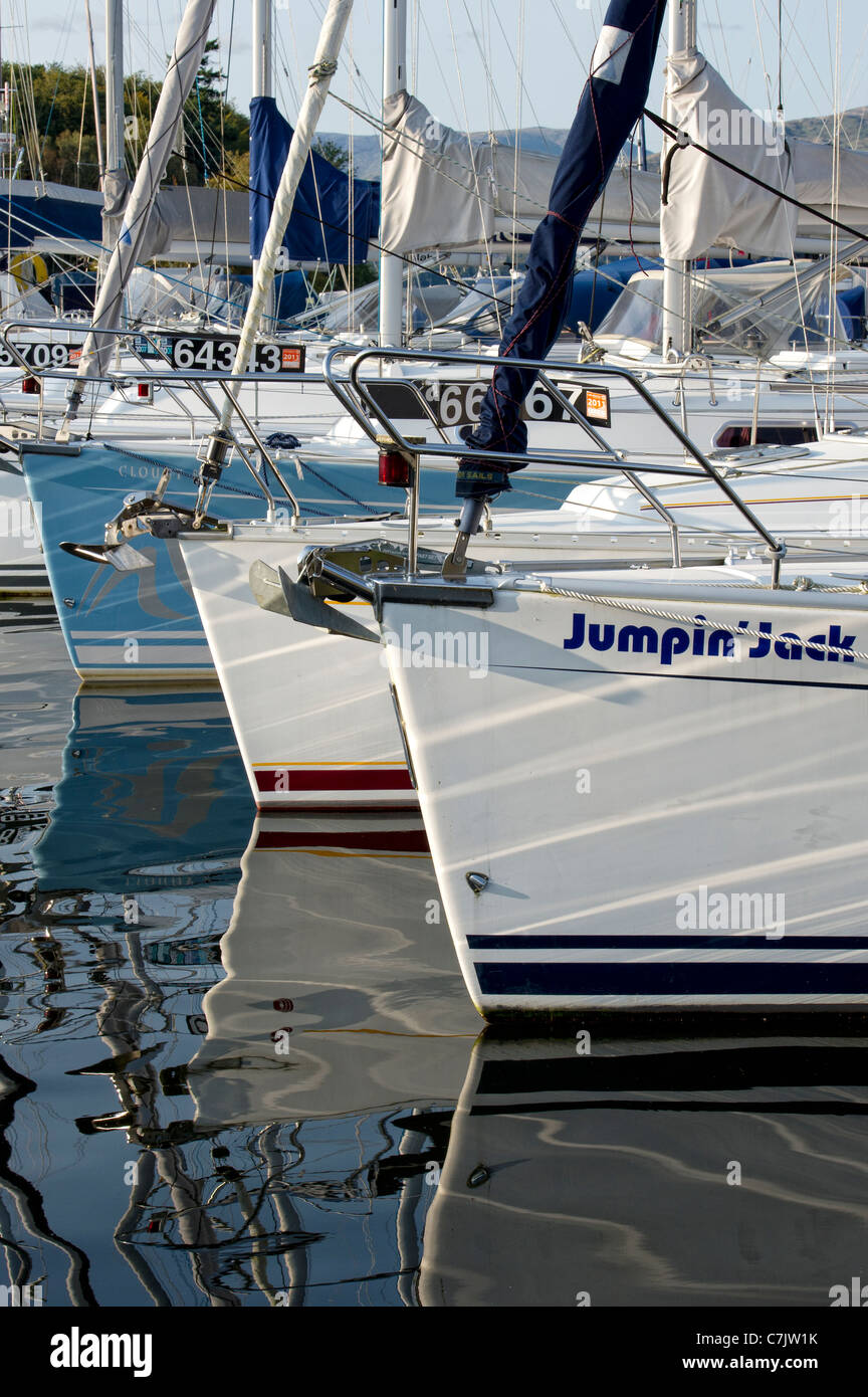 Yachts dans la marina sur le lac Windermere dans le Lake District, Cumbria, Angleterre Banque D'Images