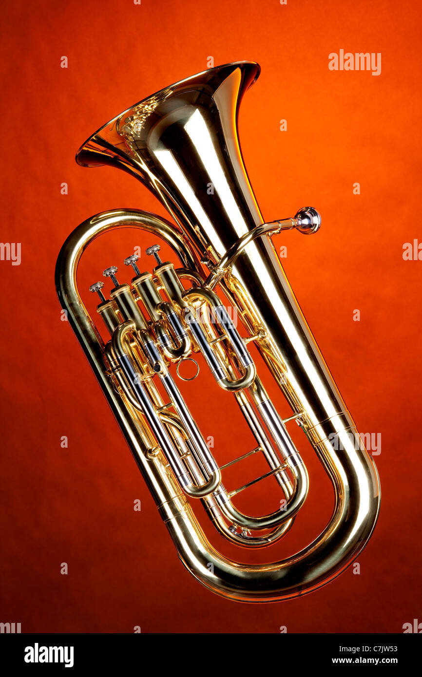 Or un tuba Euphonium cor baryton isolés contre un fond orange dans le  format vertical Photo Stock - Alamy