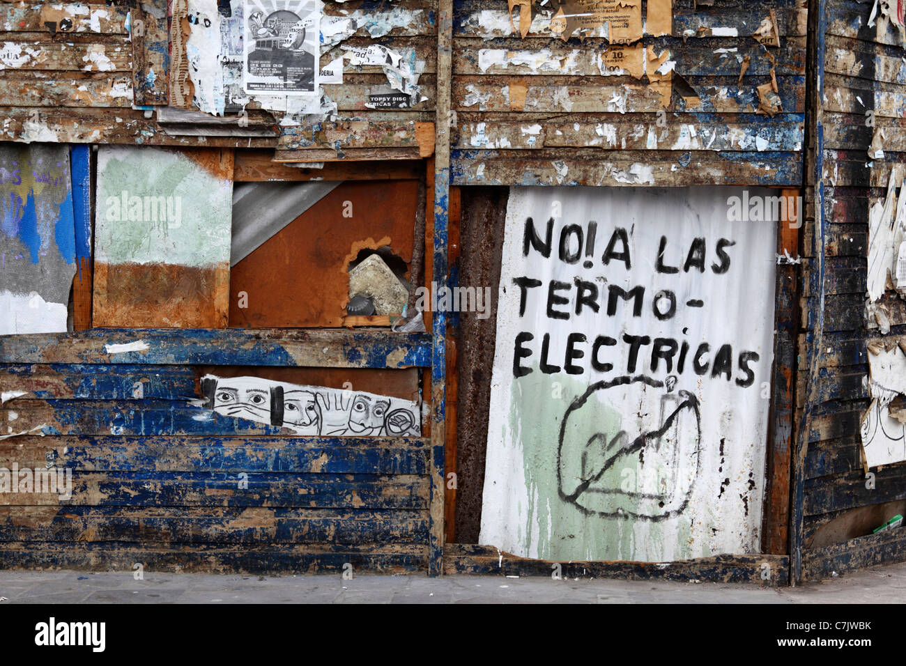 Graffiti protestant contre les projets de construction de nouvelles centrales thermiques au charbon dans les régions d'Atacama, Iquique , région I , Chili Banque D'Images