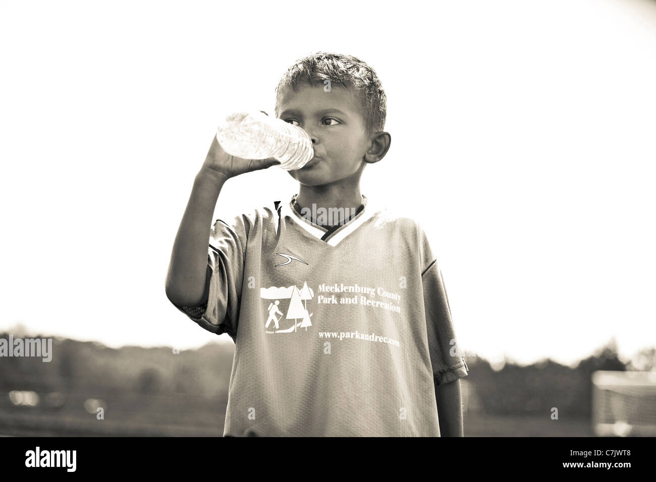 Portrait of boy drinking l'eau en bouteille Banque D'Images