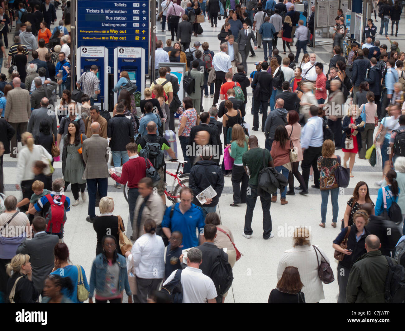 Les voyageurs à la gare de Liverpool Street,London,UK Banque D'Images