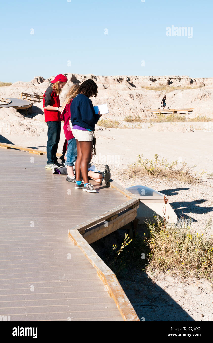 Les élèves de l'école des adolescentes le long de l'étude des combustibles fossiles Expositions Exposition Sentier dans Badlands National Park dans le Dakota du Sud. Banque D'Images