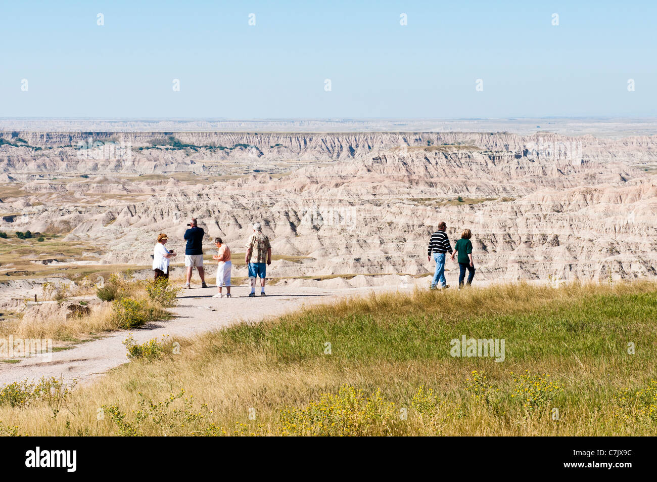 Les touristes voir le paysage dans Badlands National Park à partir d'un un panorama. Banque D'Images