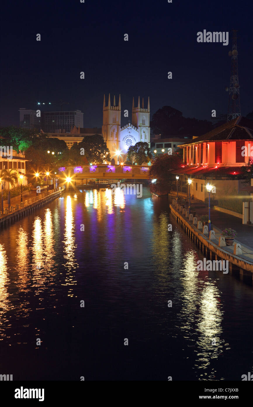 La nuit sur la rivière Melaka avec saint François Xavier Église dans l'arrière-plan, Melaka, Malaisie, Asie du Sud-Est, Asie Banque D'Images