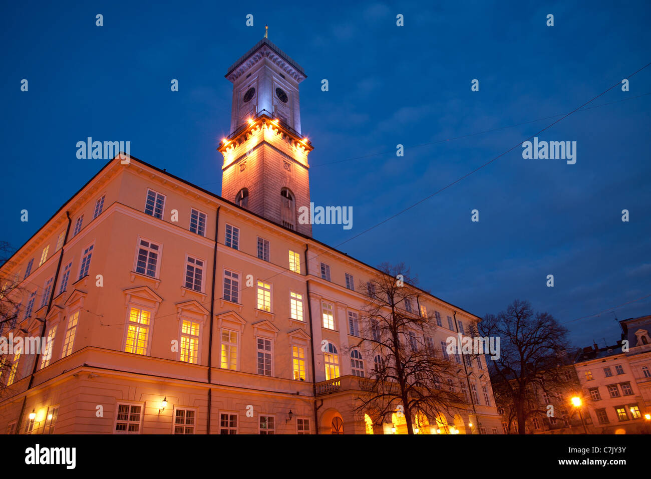 L'Hôtel de ville illuminée sur Lviv Place du Marché au crépuscule Banque D'Images