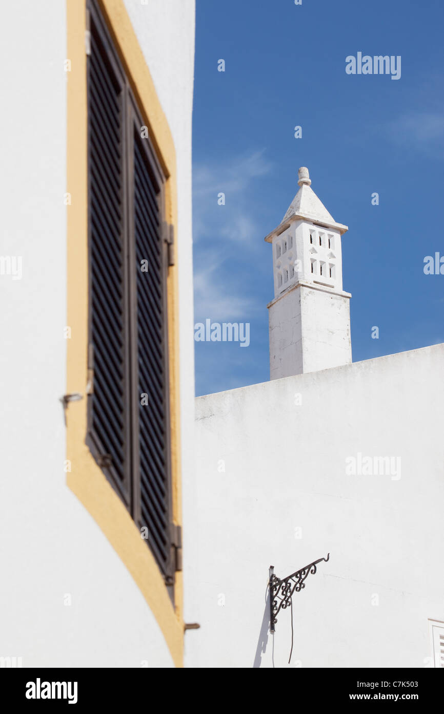 Portugal, Algarve, Alte, Fenêtre et cheminée Banque D'Images