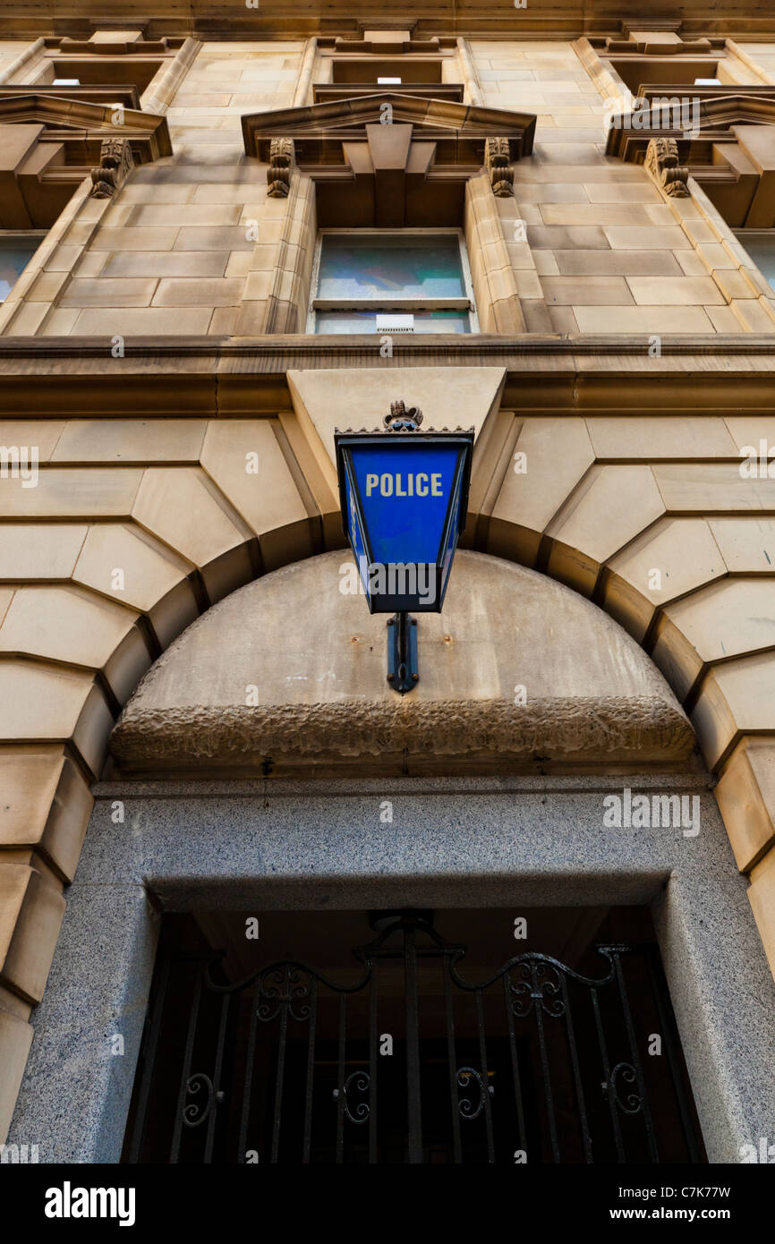 La police traditionnelle lampe bleue suspendue au-dessus de l'entrée d'une station de police désaffecté dans le marché de la Dentelle, Nottingham, England, UK Banque D'Images