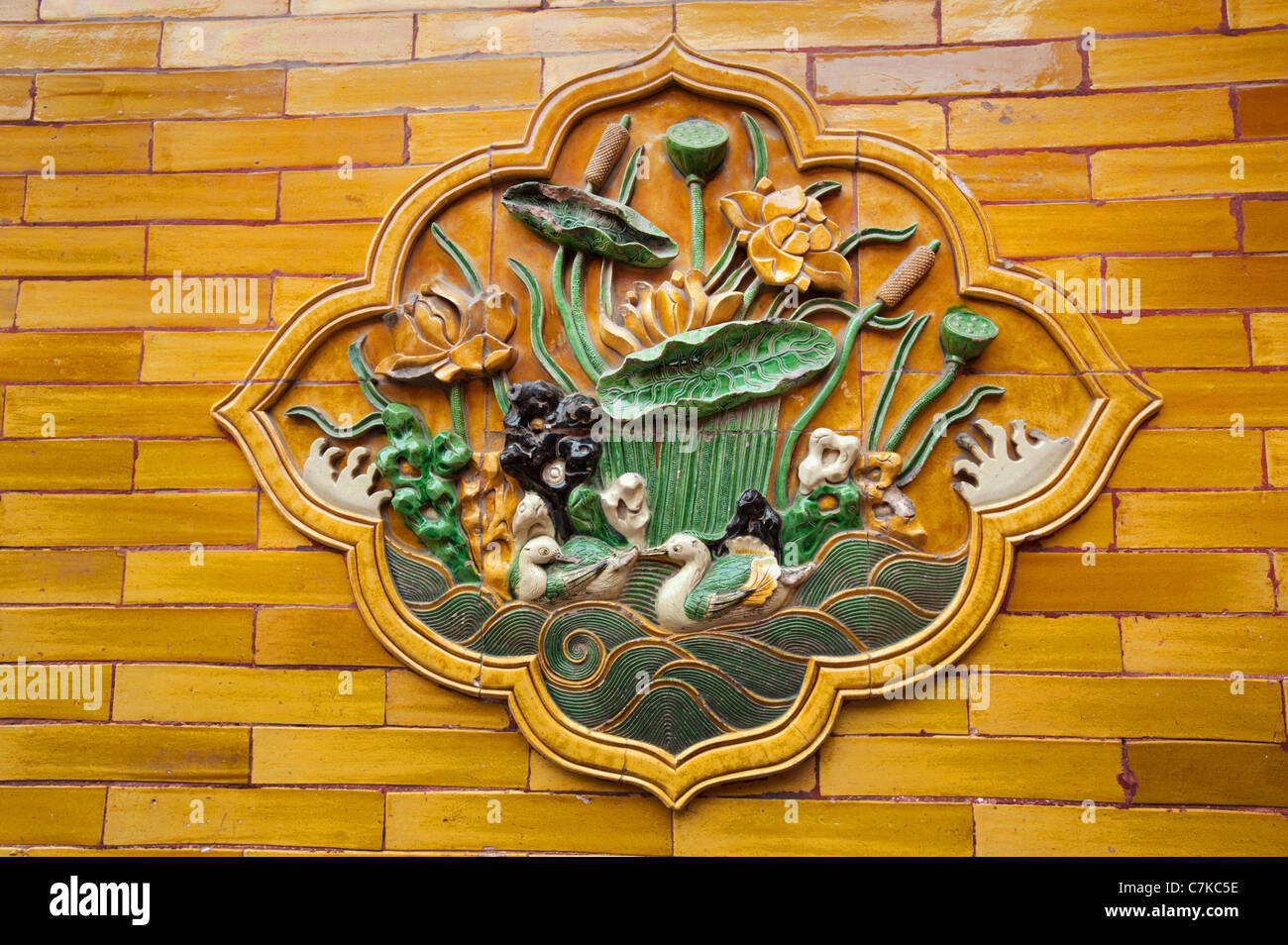 La cité Interdite de Pékin Chine Pékin palais royal à l'intérieur de ville urne en bronze détail dans la cour de la salle de l'harmonie suprême Banque D'Images