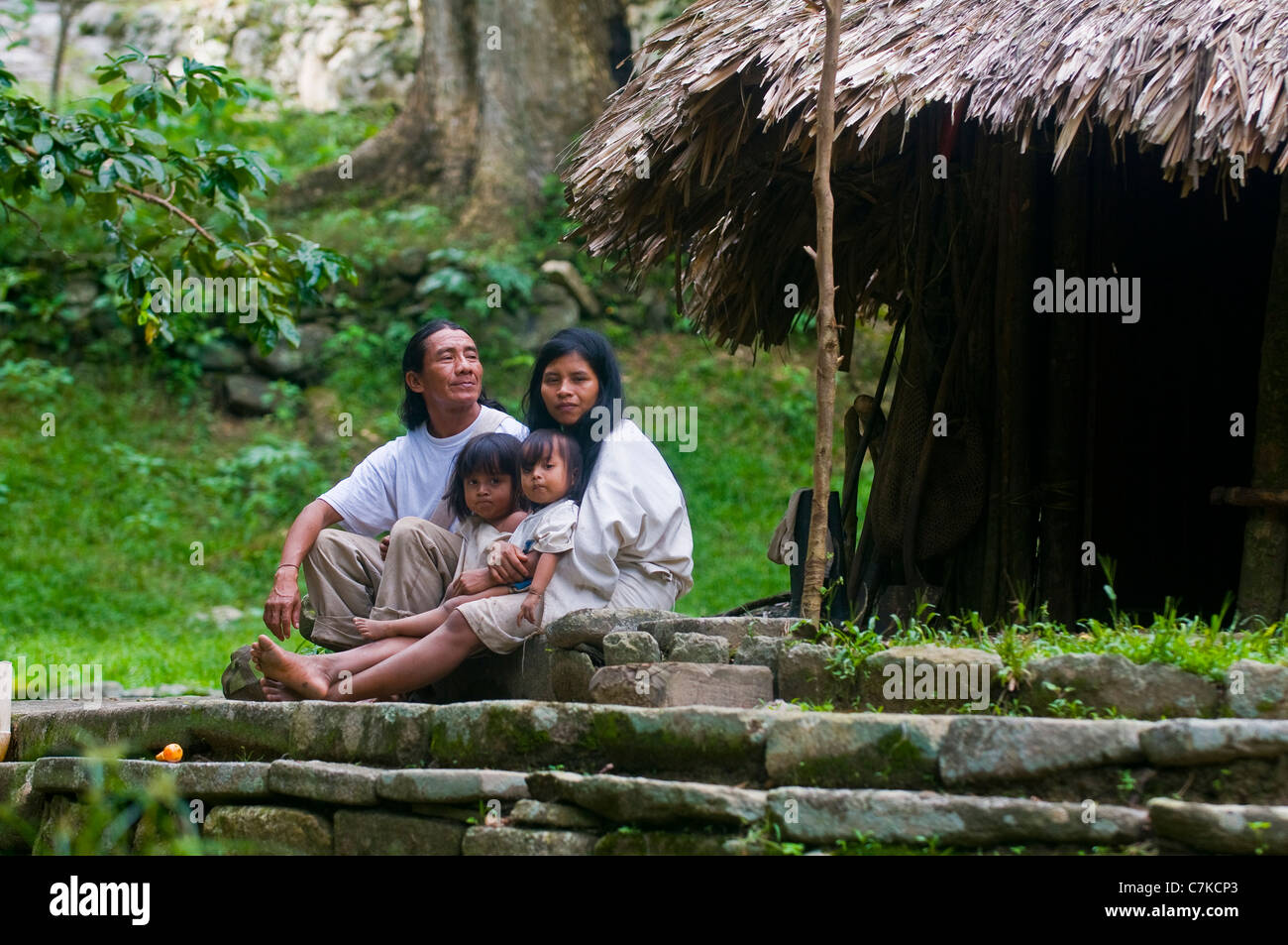 Famille indienne s'asseoir ensemble à la maison dans un village de 'parc Tayrona' , Colombie Banque D'Images