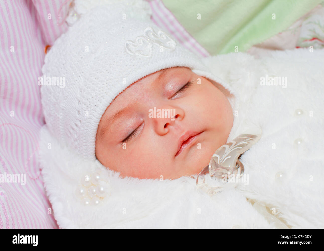 Portrait d'un coin couchage bébé nouveau-né, fille, l'enfant est couchée sur le dos. Banque D'Images