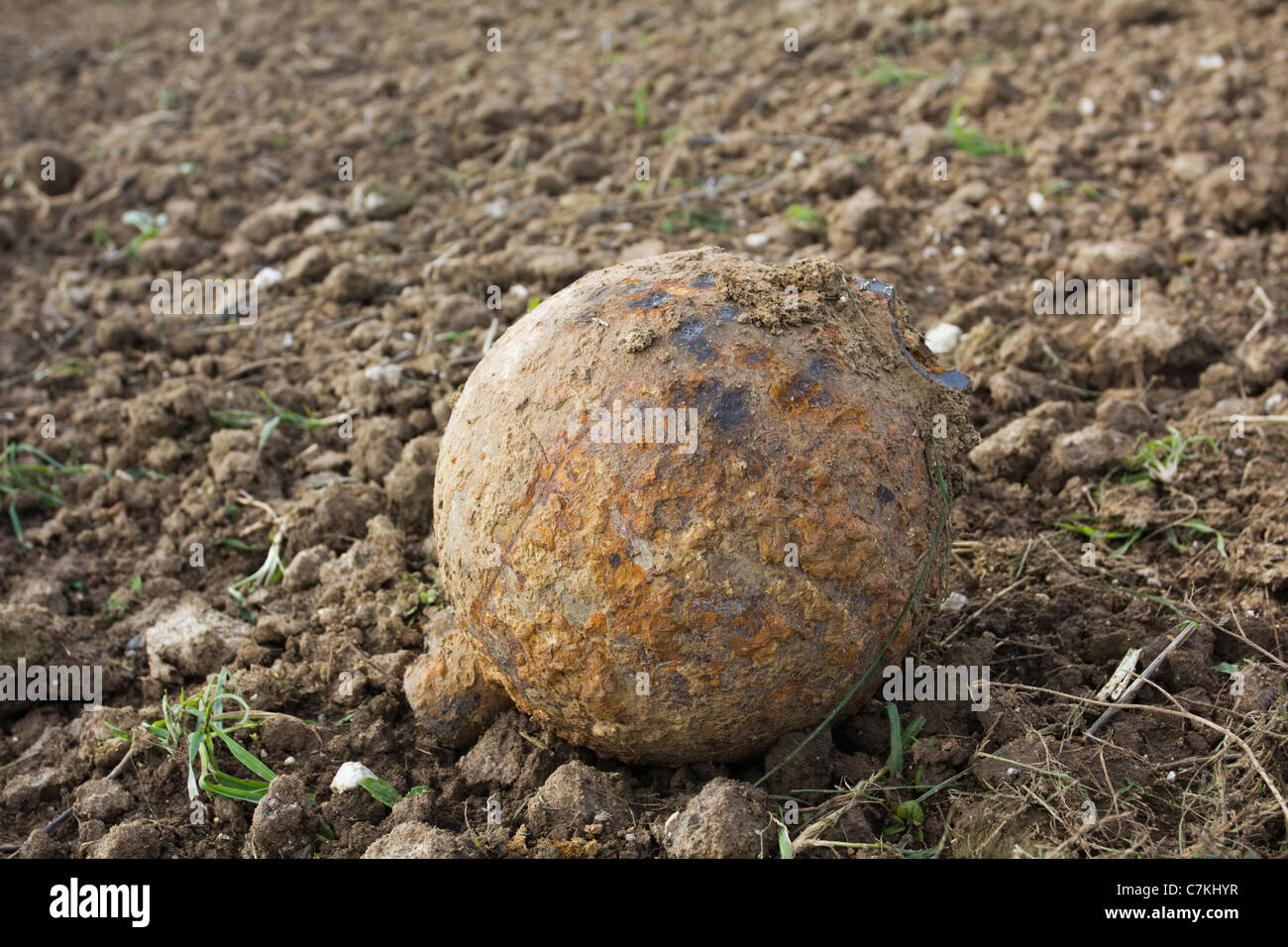 Les vestiges d'un caramel 'Apple' ou 'Plum Pudding" de mortier de pose de WW1 dans un champ dans le Pas-de-Calais, France Banque D'Images